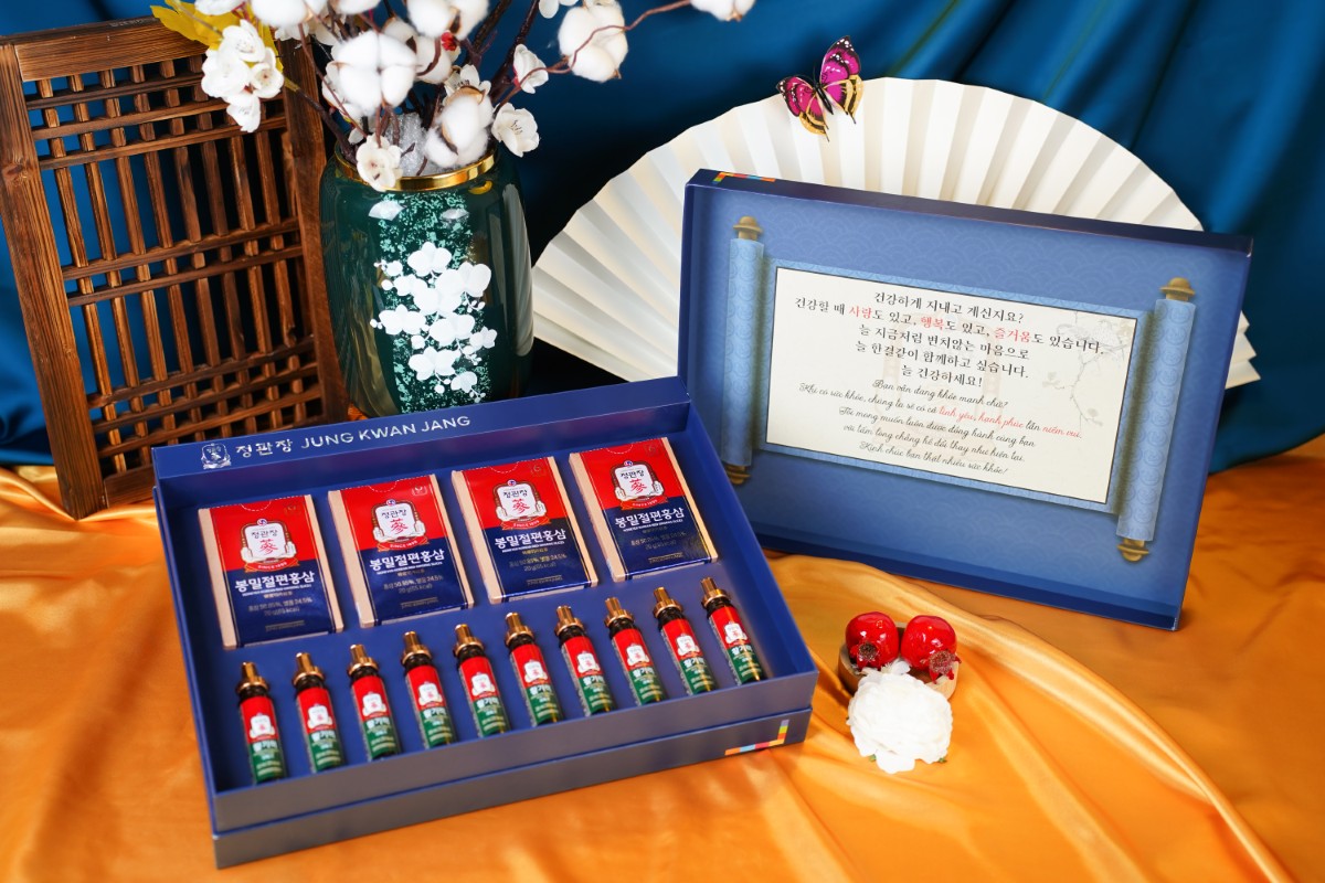 Hộp quà Xuân Phong Đắc Ý với nước hồng sâm Vital Tonic và hồng sâm lát mật ong